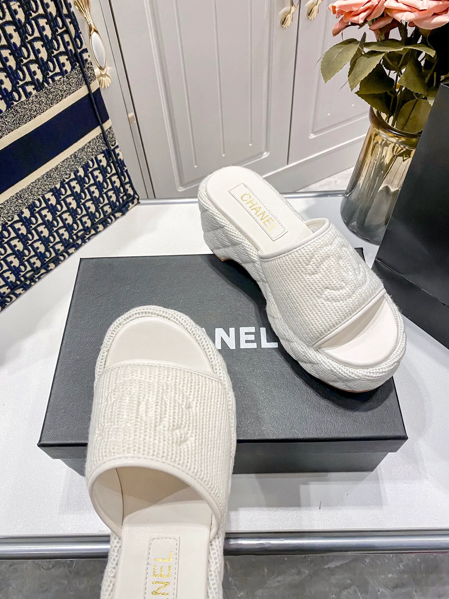 👟👟Ex-factory price 460👟👟Chanel 25C new early spring thick-soled slippers!  Top version! Early release. Thick sole design. 5cm heel height. Makes your legs longer in seconds. Original custom linen for the upper. Sheepskin for foot pads. Original genuine leather outsole. Size: 34-41. Customized. Non-returnable and non-exchangeable.